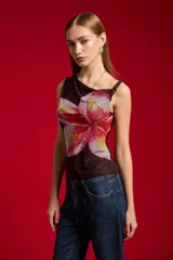 Top marrón sin mangas, de poliéster, con ajuste al cuerpo, cuello asimétrico y un gran estampado floral en el frente.