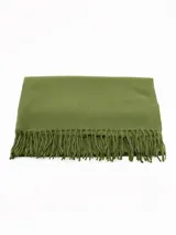 Pashmina de tejido suave y liso, color verde oliva, con terminación de flecos en los extremos.