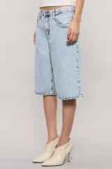 Bermuda de denim de tiro medio y calce holgado, en tono azul claro con proceso de lavado artesanal.