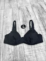 Top de bikini negro con aro y tirantes anchos, diseño plus size.