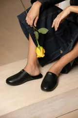 Slippers con estampado animal print, forro interior y plantilla de cuero color negro.