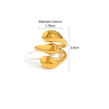 Anillo dorado con diseño de gotas orgánicas. Elaborado en acero quirúrgico con baño de oro y ajustable.