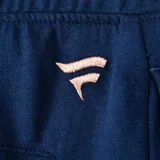 Short de felpa azul marino con cordón ajustable en la cintura de color rosado claro y bordado de los New York Yankees en la pierna derecha.