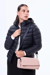 Campera puffer básica de nylon, con cierre frontal, cuello alto y capucha integrada.