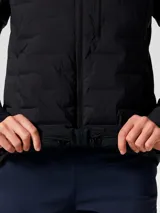 Campera técnica Mountain Hardwear modelo Stretchdown, color negro, con aislamiento de plumón de ganso. Presenta cierre frontal de dos vías, cuello alto, bolsillo en el pecho con cierre y bolsillos laterales. Diseño elástico con costuras selladas para mayor libertad de movimiento.
