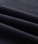 Buzo cerrado Marfinno de fleece en color negro, con capucha ajustable mediante cordón, bolsillo tipo canguro al frente, y puños y cintura elásticos.