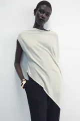 Top de punto color negro, con cuello redondo, manga corta y diseño asimétrico de corte fluido y caída en punta.