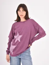 Remera de manga larga color bordó con efecto lavado, diseño de doble manga y estampado de estrellas en tono más claro en el frente.