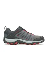 Championes de trail running Merrell Crosslander 3, confeccionados en cuero de gamuza y malla transpirable. Presentan diseño en tonos gris y negro con detalles en rojo, puntera protectora resistente a la abrasión, entresuela de espuma EVA para mayor estabilidad y suela de goma adherente con tracción duradera.