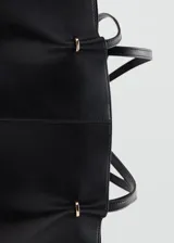 Bolso shopper negro de efecto piel, con dos asas de hombro, detalles metálicos, cierre de botón magnético y bolsillo interior con cremallera.