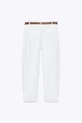 Pantalón verde oliva de lino con tiro alto, pinzas delanteras, bolsillos frontales y falsos bolsillos con solapa en la espalda. Incluye cinturón marrón y cierre delantero con cremallera, botón interior y gancho.