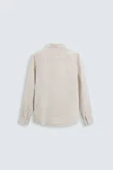 Camisa de corte regular fit confeccionada en tejido de lino, con cuello solapa, manga larga con puños abotonados y cierre frontal de botones.