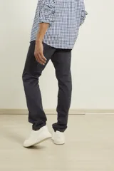 Pantalón de gabardina color verde militar, de corte recto y tiro medio.