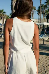 Short blanco de lino y rayón con cintura elástica y bolsillos laterales.