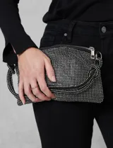Cartera de strass color negro, con cierre metálico y bolsillo interior. Incluye una correa de mano trenzada y un cierre de cremallera.