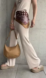 Pantalón acampanado color beige de tejido de punto acanalado.