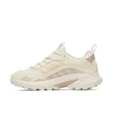 Championes de trail running Merrell modelo Moab Speed 2 Sport, color beige con detalles en tonos arena. Presentan un diseño técnico con empeine de nailon ripstop y TPU, entresuela de espuma FloatPro y suela Vibram TC5+ para un agarre excepcional.
