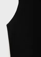Vestido midi de punto fino color negro, con diseño recto, cuello barco y sin mangas. Presenta una abertura frontal en el bajo.