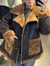 Campera estilo aviador de cuero genuino color marrón, con forro, solapas, puños, bolsillos frontales aplicados y bordes de corderito sintético en tono tostado. Cuenta con cierre frontal de botones.