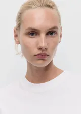 Camiseta de manga corta y cuello redondo, con diseño oversize y corte holgado.