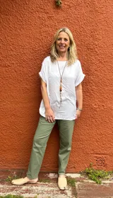 Blusa blanca de manga corta, con frente de seda y espalda de viscosa con elastano. Presenta cuello redondo y diseño holgado.