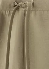 Pantalón wide leg de tejido fluido en color verde militar, con cintura elástica ajustable y cordón.