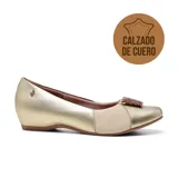 Zapato casual Usaflex de cuero color dorado, con elástico en los laterales y detalle de hebilla con strass.