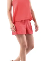 Short de tiro medio con cintura elástica, bolsillos laterales amplios y corte recto.