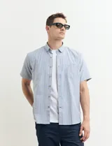 Camisa de manga corta con cuello abotonado, a rayas verticales celestes y blancas, con bolsillo en el pecho.