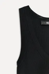 Musculosa negra de punto canalé con escote redondo y sisas anchas.