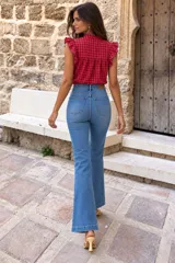 Jean Oxford de tiro alto, confeccionado en denim elastizado con doble lycra en la zona del tiro. Cuenta con bolsillos traseros, diseño ajustado en la cadera y muslos, y botamanga ancha de corte acampanado.