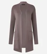 Cardigan alargado de punto marca Cortelle, color marrón, abierto al frente, de manga larga y con bolsillos aplicados.