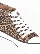 Zapatilla de caña alta con plataforma, confeccionada en lona negra con cordones y puntera de goma blanca.
