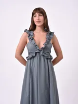 Vestido largo color gris con breteles finos y volados en el escote. Corte imperio y falda amplia.