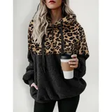 Buzo tipo canguro de polar, con diseño combinado en animal print de leopardo en la parte superior y color gris claro en la parte inferior. Cuenta con capucha, cordones ajustables y cierre frontal.