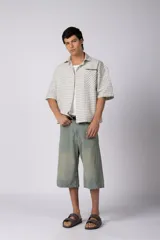 Camisa de manga corta de popelina con patrón a cuadros, calce boxy y largo a la cintura, con bolsillos y canesú cortados en diagonal.