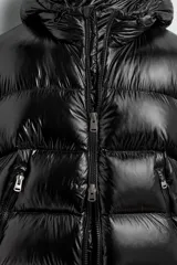 Campera puffer negra con capucha, cierre frontal con cremallera, bolsillos laterales con cremallera y puños elásticos.