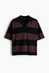 Remera polo de punto con diseño a rayas horizontales en color negro y marrón, de manga corta, cuello camisero con abertura en V y corte holgado.