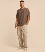 Remera color crema, de corte holgado, con cuello redondo y mangas cortas.