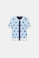 Chaqueta de punto celeste con estampado de estrellas en azul marino, cuello redondo, manga corta y cierre frontal con botones.