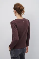Remera de manga larga con escote en V, confeccionada en algodón de doble capa con diseño ajustado al cuerpo.