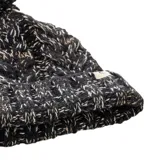 Gorro de lana Rip Curl Classic Reg Pom Pom Beanie, color negro con detalles en blanco y beige, con pompón en la parte superior y etiqueta con logo de la marca en el borde.