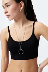 Top blanco sin costuras, de breteles finos y terminación acanalada.