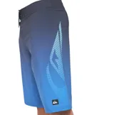 Boardshort Quiksilver Everyday 22" largo de baño con diseño degradé en tonos de azul, cintura fija con cordón ajustable y estampa de líneas laterales.