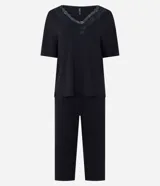 Pijama de dos piezas color negro confeccionado en viscolycra, compuesto por una remera de manga corta con cuello en V y detalles de encaje, y un pantalón capri con cintura elástica.