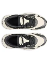 Championes Under Armour UA Jet 25, con diseño en blanco y negro, parte superior de materiales mixtos y suela de goma con patrón marmolado.