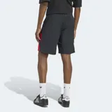 Short Adidas Adicolor Blocked de corte clásico, confeccionado en tejido plano de poliamida reciclada. Presenta un diseño en color negro con el icónico logo de las tres tiras en bloques de color rojo en el lateral. Cuenta con cintura elástica con cordón de ajuste.