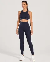 Calza deportiva larga de color negro, de tiro alto y diseño modelador, confeccionada con tejido de alta elasticidad y tacto suave.