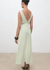 Vestido largo color verde menta, sin mangas, con escote en V, tirantes anchos y detalles de encaje transparente en el pecho y la cintura. Presenta un diseño evasé de caída fluida.