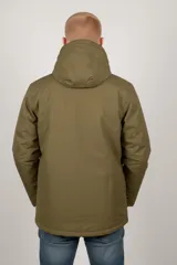 Campera verde militar de poliéster con capucha, cierre frontal, bolsillos laterales con solapa y un bolsillo vertical con cierre en el pecho.